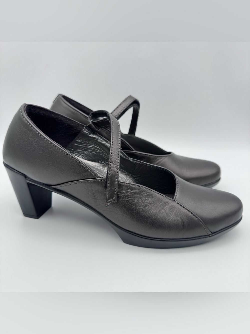 NAOT Mary Jane Shoes Women's Size EU 37 /6-6.5 Metallic Gray Leather Heels Pumps
